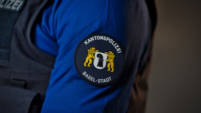 Ärmelabzeichen der Kantonspolizei Basel-Stadt an Uniform.