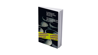 Buch mit Bild von Töpfen und schwarzem Hintergrund. Der Titel lautet: "Alltagskultur und Totenrituale der Kelten – The everyday culture and funerary rituals of the Celts"