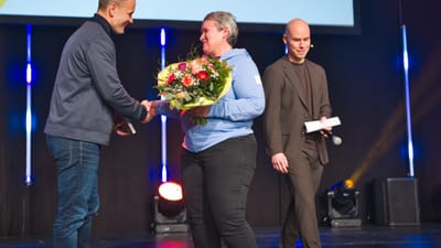 Beat Läuchli übergibt Elly Trachsel den Sport Basel Preis