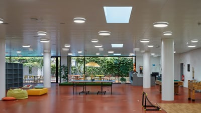 Raum mit Tischkicker, Sitzgelegenheiten und Tischtennistisch