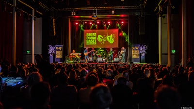 Konzertbühne beim Blues Festival Basel mit Publikum.