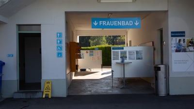 Eingang zum Frauenbad mit blauen Schildern.