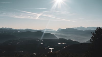 Berglandschaft bei Sonnenschein, Nebel im Tal.