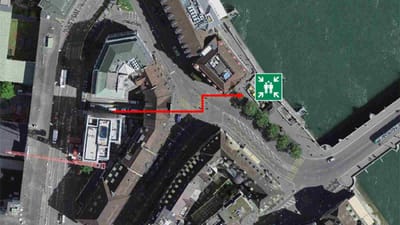 Luftaufnahme einer Stadt mit Fluchtwegmarkierung.