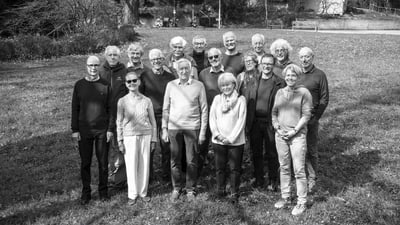 Gruppe älterer Menschen im Park, schwarz-weiss Foto.