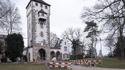 St. Alban-Tor mit Bauabsperrungen auf Rasenfläche.