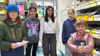 Kinder in einer Drogerie