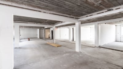 Leerer Raum mit Betonwänden und Säulen.