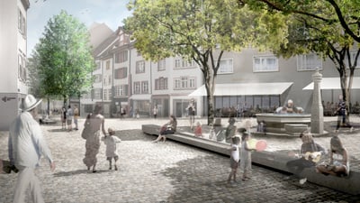 Menschen auf einem belebten Stadtplatz mit Bäumen und Gebäuden.