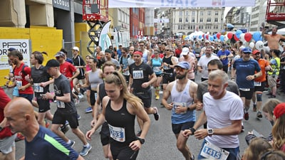 Viele Menschen, die auf dem Marktplatz zu laufen starten.