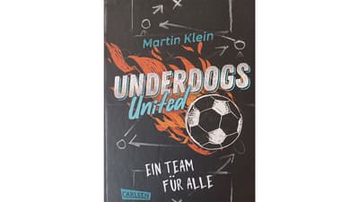 Cover des Buches 'Underdogs United' mit Fussball und Flammen.