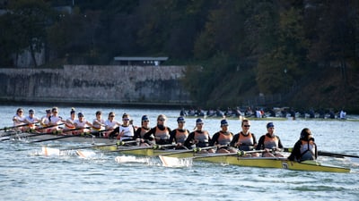 Rudermannschaften bei einem Rennen auf dem Fluss.