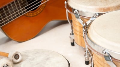 Nahaufnahme einer Gitarre und Bongos