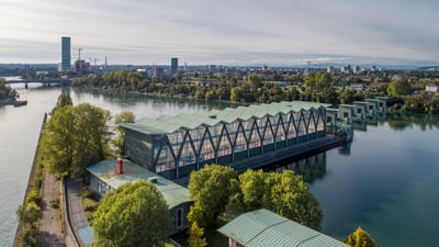 Luftaufnahme des Wasserkraftwerks Birsfelden