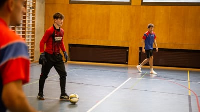 Jugendliche spielen Futsal