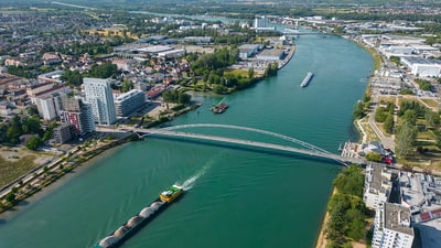 Warentransport auf dem Rhein im Dreiländereck, mit Dreiländerbrücke.