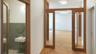 Ansicht auf Tür und Blick in die WC-Anlage