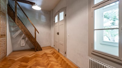 Holztreppe und Fischgräten-Parkettboden.