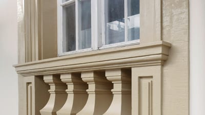 Nahaufnahme eines Fensters mit dekorativer Balustrade.