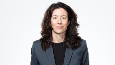 Regierungsrätin Tanja Soland in grauem Businessanzug mit weissem Hintergrund.