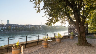 Terrasse mit Blick auf den Fluss bei Sonnenaufgang.