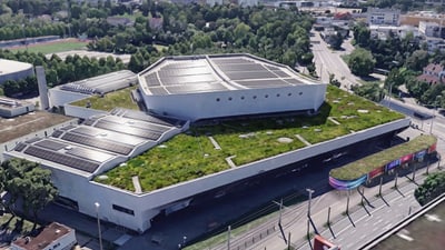 Luftaufnahme eines modernen Gebäudes mit begrüntem Dach.