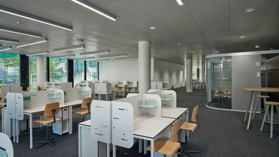 Lernraum mit Tischen und Stühlen