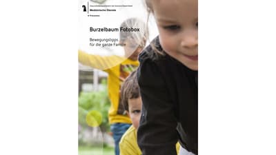 Kinder spielen im Freien, unscharfer Hintergrund