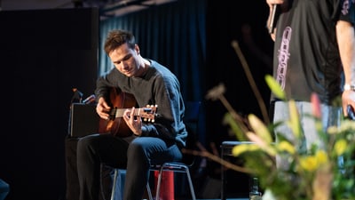 Das Duo Noti Wümie performt den Song "Ohni Vous".