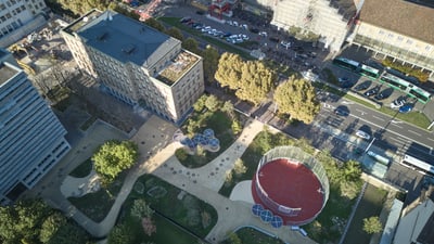 Luftaufnahme Schulhaus und Umgebung mit Gebäuden.