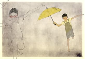 Kind mit rotem Regenschirm im Regen.