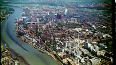 Luftaufnahme eines Industriegebiets am Fluss.