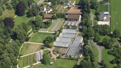 Luftaufnahme der Gärtnerei, Logistik und Werkstatt.