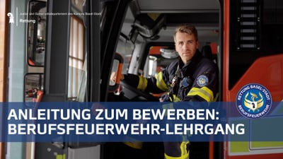 Berufsfeuerwehrmann in einem Fahrzeug