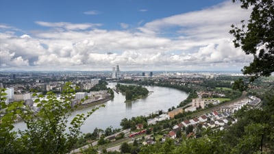 Blick auf Basel und den Rhein von einem Aussichtspunkt.