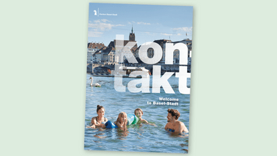 Titelblatt einer Broschüre mit Schwimmenden im Rhein vor Basel-Skyline.