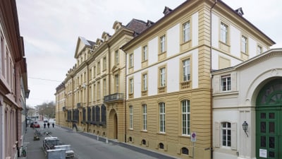 Historische Gebäude in einer Strasse.