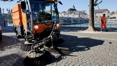 Wischmaschine des Tiefbauamts am Oberen Rheinweg begleitet von einem Wischer.