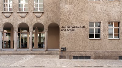 Aussenansicht des Amts für Wirtschaft und Arbeit Gebäude.",