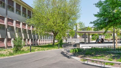 Hof mit Bäumen, Gebäuden und Pavillon.