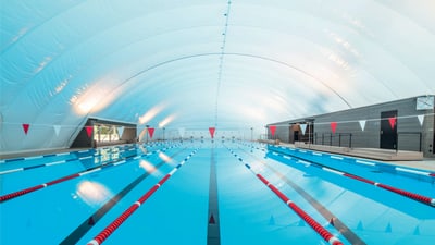 Schwimmbecken mit Leinen und die weisse Decke der Traglufthalle.d Eglisee