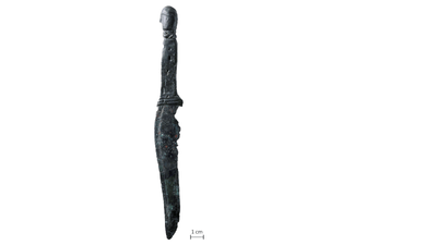 Antikes Messer aus Bronze, am Griffende ist ein Kopf ausgeformt.