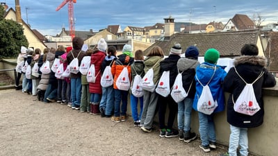 Gruppe von Kindern mit schappo macht Schule Rucksäcken betrachtet Stadtlandschaft.