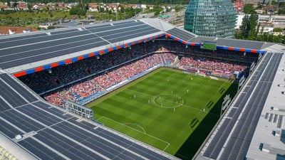 Luftaufnahme von der Photovoltaikanlage auf dem Dach des St. Jakob-Park