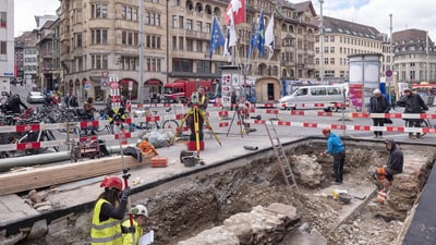 Mauern von mittelalterlichen Kellern werden auf dem Marktplatz ausgegraben.