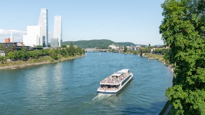 Schiff auf dem Rhein, daneben Rochetürme