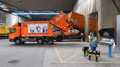 Müllwagen beim Entladen in einer Anlage.