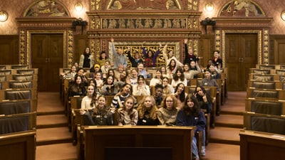 Gruppenfoto von Teilnehmenden im Grossratssaal