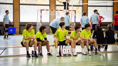 Jugendliche spielen Volleyball