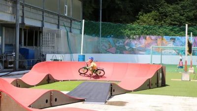 Wellenförmige Fahrbahn für Räder wie Scooter, Velos oder BMX